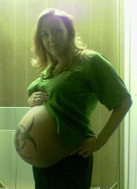 Biohazard tattoo on pregnant woman Tattoo Pregnant Women, Pregnant Tattoo, Biohazard Tattoo, Pregnancy Tattoo, Pregnant Woman, Body Modifications, Loving Your Body, Body Mods, Tattoo On