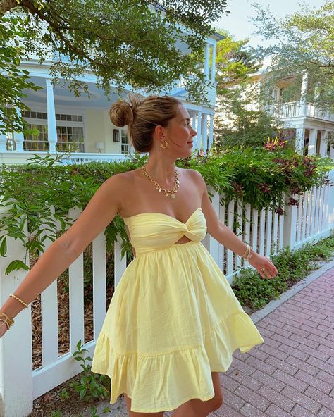 This shade of yellow all summer long !!!🌞🍋🌼 Summer Yellow Outfits, Summer Wardrobe Aesthetic, Yellow Aesthetic Dress, Cute Summer Dresses Aesthetic, Yellow Dress Outfit Casual, Yellow Girl Aesthetic, All Yellow Outfit, Summer Dresses Yellow, Yellow Dress Aesthetic