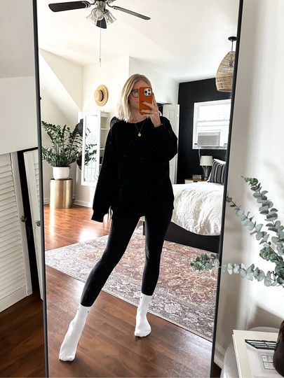 Black Athleisure Leggings Affordable, Navy Leggings Outfit, Nylon Athleisure Leggings With 4-way Stretch, Athleisure Nylon Leggings With 4-way Stretch, Black Athleisure Leggings For Pregnancy, Old Navy Leggings, Navy Leggings, Leggings Outfit, Outfits With Leggings