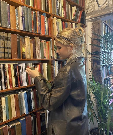 Truly Devious Characters, Downtown Dark Academia, Acadmia Aesthetic Girl, Stevie Bell, Truly Devious, Bell Aesthetic, Bookstore Photoshoot, Dark Acdemia Aesthetic Girl, Stevie Bell Truly Devious