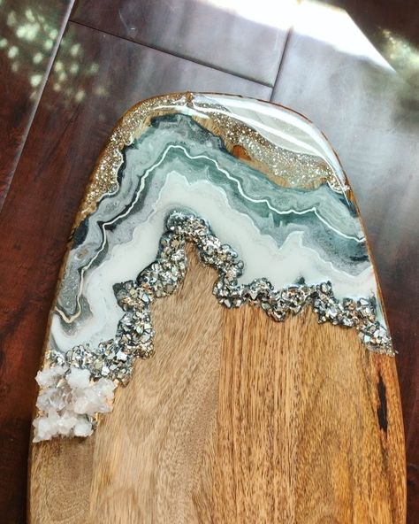 Geode Charcuterie Board, Resin Cheese Board Ideas, Epoxy Charcuterie Board Ideas, Epoxy Resin Charcuterie Boards, Wood Burning Charcuterie Board, Epoxy Charcuterie Board, Resin Boards, Diy Resin Coasters, Charcuterie Board Diy