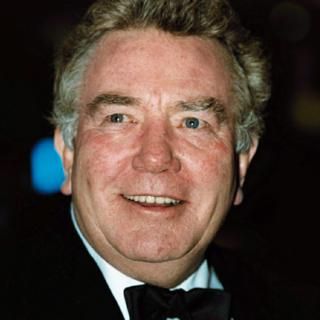 Obituary: Albert Finney - BBC News 🇬🇧  RIP Tom Courtenay, Albert Finney, Alan Bates, David Lean, British Icons, Shelley Winters, Dramatic Art, 7 February, Carly Simon