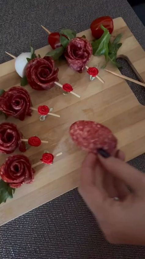 Rose Food, Sommer Mad, Rose Recipes, Decorações Com Comidas, Amazing Food Decoration, Party Food Buffet, Catering Ideas Food, Charcuterie Inspiration, Party Food Platters