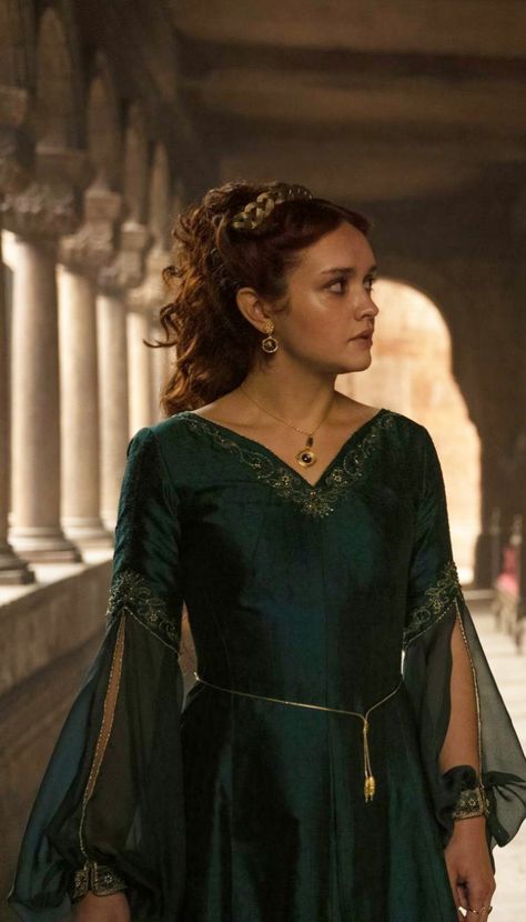 Alicent Hightower Dress, Tlk Oc, Alyssa Targaryen, Queen Alicent, Game Of Thrones Outfits, Olivia Cooke, Alicent Hightower, Targaryen Aesthetic, Green Queen