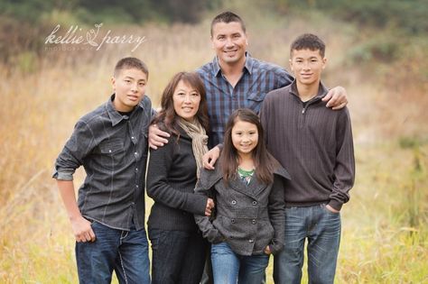 Family Closeup Family Posing Guide, Large Family Poses, Design Humor, Big Family Photos, Large Family Photos, 2024 Family, Poses Family, Fall Family Portraits, Education Art