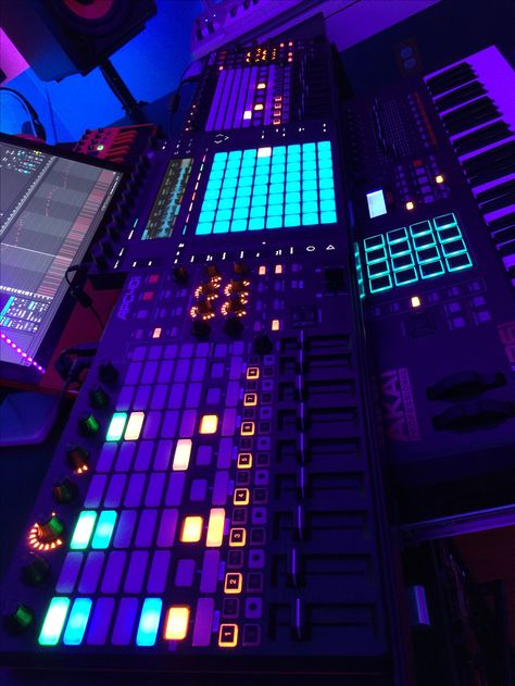 My Ableton Live Studio Setup Music Production Setup, Music Production Aesthetic, Music Producer Studio, Music Studio Aesthetic, Los Angeles Film School, Home Recording Studio Setup, Recording Studio Setup, Producer Studio, Home Studio Ideas