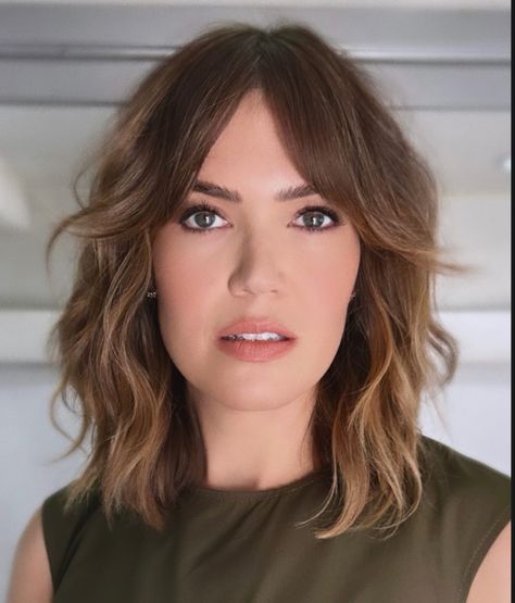 Mandy Moore Curtain Bangs, Mandy Moore Makeup, Mandy Moore Bangs, Mandy Moore Hairstyles, Brunette Mid Length Hair, Mandy Moore Style, Mandy Moore Short Hair, Mandy Moore Hair, Lob Haircut With Bangs