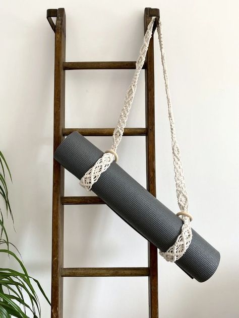 Yoga Mat Strap, Makramee Diy, Yoga Strap, Macrame Patterns Tutorials, Macrame Earrings, Macrame Ideas, Macrame Decor, Yoga Accessories, Macrame Knots