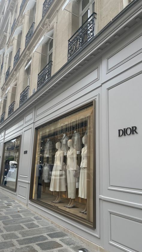 Dior Store Exterior, Dior Store Paris, Dior Cafe Paris, Dior Paris Store, Dior Interior, Swipe Game, Paris Girls Trip, Dior Exhibition, Dior Store