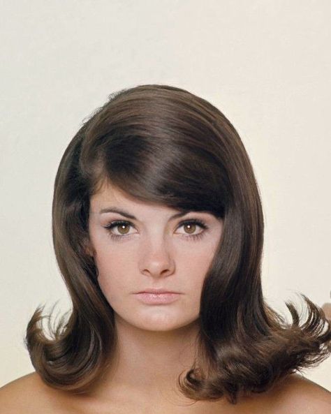 Flip hairdo that’s almost a flop. Sixties Hairstyles, Flip Hairstyle, Shoulder Length Styles, Hairstyle 90s, 60s Hairstyles, 1970s Hairstyles, Vintage Hairstyles Tutorial, 1960s Hair, Vintage Hairstyle