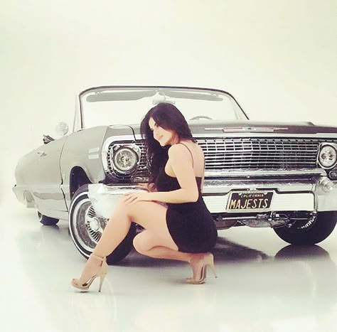 Low Rider Photoshoot, Lowrider Couple Photoshoot, Car Model Poses, Low Rider Quince Pictures, Lowrider Photoshoot, Lowrider Photography, Car Pose, Car Pinups Photo Shoot, Pinup Model