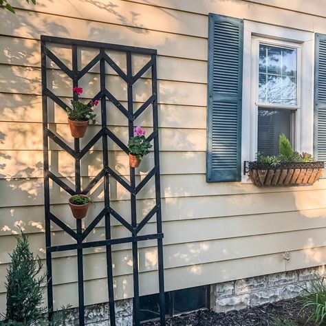 18 diy trellis ideas 11 Berry Trellis, Trellis Ideas Garden, Outdoor Trellis Ideas, Diy Trellis Ideas, Cattle Panel Trellis, Teepee Trellis, Vegetable Trellis, Fence Repair, Garden Trellis Ideas