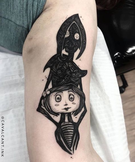 TATTOO E ARTE no Instagram: “Tatuagem criada pelo incrível tatuador @cavalcant.ink. Essa foi uma das artes mais visualizadas nesse mês em nosso perfil no Pineterest…” 2319 Tattoo, Blackwork Tattoo Design Ideas, Caroline Tattoo, Coraline Tattoo Ideas, Coraline Tattoo, Halloween Tattoos Sleeve, Tim Burton Tattoo, Embroidery Tattoo, Movie Tattoo