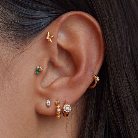 Estilo Rachel Green, Minimalist Ear Piercings, Gold Huggies, Cool Ear Piercings, Pretty Ear Piercings, Cute Ear Piercings, Minimal Earrings, Cat Paw, Classy Jewelry