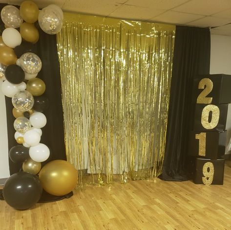 Graduation Backdrop Ideas, New Years Eve Birthday Party, Graduation Photo Backdrop, Diy Graduation Decorations, Graduation Party Desserts, Prom Backdrops, Graduation Party Backdrops, Graduation Photo Booth, Outdoor Graduation Parties