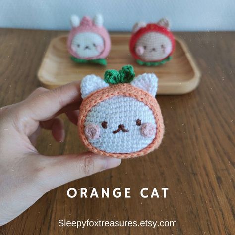 Orange cat crochet pattern Fruit Cat Crochet, Fruit Animals Crochet, Orange Fruit Hat, Orange Cat Crochet, Orange Crochet Ideas, Crochet Fruit Bag, Kawaii Knitting, Amigurumi Ball, Crochet Cat Plush