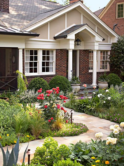 Landscape lighting can keep late-night guests safe and make the outside of your home beautiful: http://www.bhg.com/home-improvement/exteriors/curb-appeal/curb-appeal-on-a-dime/?socsrc=bhgpin070114illuminatepathways&page=1 Simple Landscape Design, Cheap Front Doors, Curb Appeal Landscape, Front Yards Curb Appeal, Diy Curb Appeal, Best Exterior Paint, Pintura Exterior, Meteor Garden 2018, Red Brick House