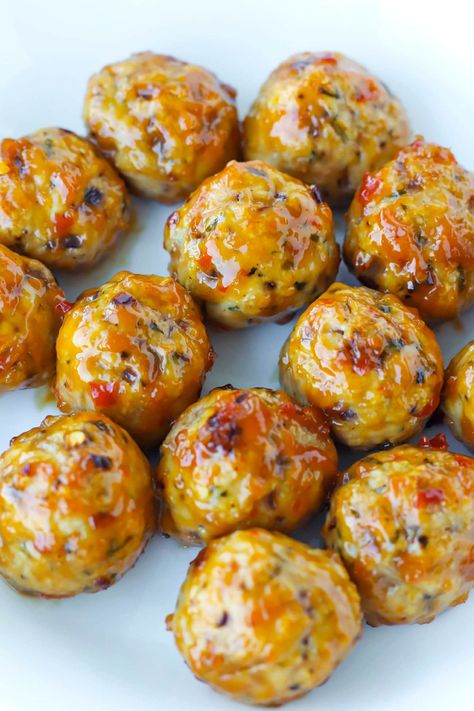 These Baked Spicy Chicken Meatballs are easy to make, healthy, and loaded with flavor! They’re also extremely juicy, great for meal prep, and are a fantastic party appetizer when tossed in a sticky, sweet and spicy Thai Sweet Chili Peanut Sauce! #chicken #meatballs #bakedspicychickenmeatballs #easychickenmeatballs #mealprep #healthymeatballs #bakedmeatballs | That Spicy Chick Spicy Chicken Balls, Spicy Chicken Meatballs, Peanut Sauce Chicken, Spicy Baked Chicken, Spicy Meatballs, Chicken Meatball Recipes, Chicken Balls, Sauce Chicken, Spicy Thai