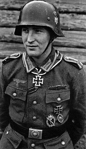 German Militaria, Close Combat, Ww2 Uniforms, Ww2 Soldiers, Germany Ww2, German Soldiers Ww2, German Uniforms, German History, Iron Cross