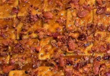 Bacon Crack – Findatorr Saltine Cracker Recipes Seasoned, Lake Foods, Saltine Cracker Candy, Bacon Crackers, Bacon Cracker, Crackers Appetizers, Seasoned Crackers, Saltine Cracker, Cracker Candy