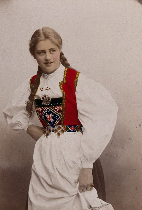 A young Norwegian woman, posing in a photographic studio wearing peasant dress. Coloured photograph by S. Persen, 1901. Norwegian Culture Traditional Dresses, Norwegian Folk Costume, Norwegian Folk Dress, German Folk Clothing, Norwegian Culture Aesthetic, Norwegian Traditional Clothing, Swedish Traditional Clothing, Germanic Clothing, Traditional Norwegian Clothing