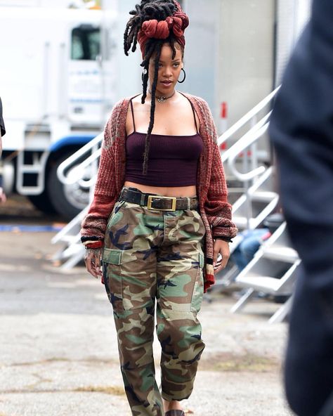 Love everything about this look! 🙌🏽 #rihanna #badgalriri #rihannanavy Rasta Outfit, Rhianna Style, Rihanna Images, Rasta Clothes, Rihanna Fan, Looks Rihanna, Rihanna Photos, Real Queens, Rihanna Fenty