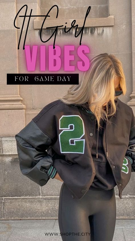 Get your game day style on point with this guide to elevated fashion. Whether you're a sports enthusiast or simply want to look cute for the big game,... Elevated Game Day Outfit, Sporty Game Day Outfit, Game Day Fashion Women, Cute Football Game Outfits For Women, Packers Game Day Outfit, Nfl Game Day Outfit Woman Winter, Superbowl Outfits Women, Cute Football Outfits For Women, Outfit For Football Game