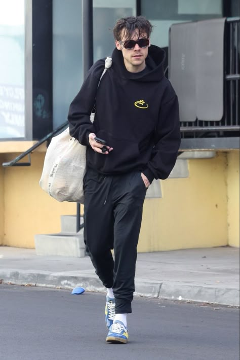 One Direction Paparazzi, Harry Styles Paparazzi, Harry Styles Hoodie, Harry Styles 2023, Harry Pictures, Kardashian Home, One Direction Outfit, Harry Styles Outfit, Streetwear Ideas