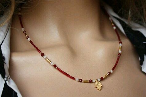 Red Beads Jewellery, Creative Necklace, Fancy Jewelry Necklace, Diy Jewelry Unique, Minimal Necklace, Beaded Necklace Diy, Beaded Jewels, Basic Jewelry, Diy Bracelet Designs