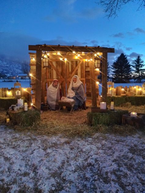 Live Nativity Scene Ideas Outdoor, Christmas Bethlehem Scene, Live Nativity Ideas, Nativity Scene Float Ideas, Live Nativity Scene Ideas, Christmas Parade Floats Nativity, Life Size Nativity Stable, Nativity Play Backdrop, Live Nativity Scene