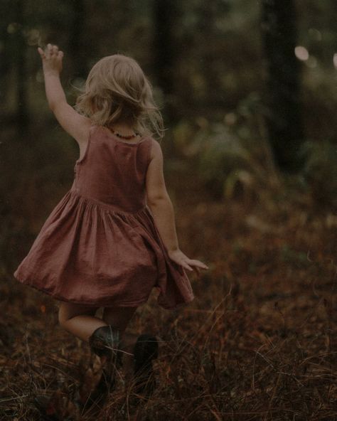 Whimsical family sesh’ in the forest.. Moody Family Pictures, Forest Family Photoshoot, Moody Family Photos, Spooky Pictures, Garden Patch, Misty Forest, Family Photoshoot, In The Forest, Family Session