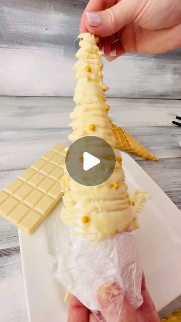 Foodie Beats on Instagram: "🎄✨ Quick & Easy White Chocolate Christmas Tree! 🍫🌲 Perfect for festive treats — just mold using a cone, decorate with sugar pearls, and enjoy! This edible Christmas tree is great for desserts or gifting! 🎁🍬 Enjoy! ❤️✨ Tag a friend who would love to try this! 👯‍♀️ Like and share for more holiday creations! 🙌 Follow for more sweet inspirations! 🤗 ➖➖➖➖➖➖➖➖➖➖ 📸 & 🎥 All rights and credits to @foodie.beats  🎄✨ Schneller & einfacher Weihnachtsbaum aus weißer Schokolade! 🍫🌲 Perfekt für festliche Leckereien — einfach mit Hilfe einer Eiswaffel formen, mit Zuckerperlen dekorieren und genießen! Dieser essbare Baum ist ideal für Desserts oder als Geschenk! 🎁🍬 Lasst es euch schmecken! ❤️✨ Tagge jemanden, der das ausprobieren würde! 👯‍♀️ Teilen und liken für me Melted Chocolate Decorations, Edible Christmas Tree, White Chocolate Christmas, Chocolate Christmas Tree, Christmas Baking Gifts, Christmas Bakes, Candy Melt, Pastry Ideas, John Luke