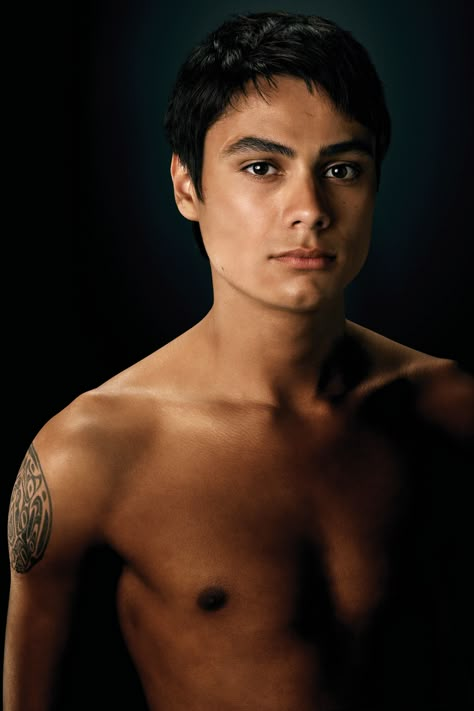 Quileute tribe Embry Call -Kiowa Gordon- Kiowa Gordon, Embry Call, Twilight Wolf Pack, Twilight Wolf, Spanish Movies, Team Jacob, Twilight Series, Vampire Girls, Ordinary Girls