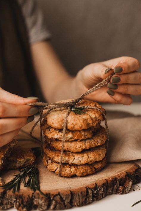 Sweets Photography Ideas, Making Christmas Cookies Photoshoot, Making Cookies Photoshoot, Cookie Product Photography, Christmas Cookies Photography Styling, Baking Christmas Cookies Photo Shoot, Hygge Food Photography, Cookie Photography, Oatmeal Cookies Photography