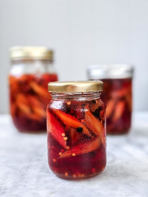 Rhubarb Pickles, Rhubarb Uses, Fridge Pickles, Pickled Rhubarb, Best Rhubarb Recipes, Easy Pickling Recipes, Quick Pickles, Spicy Pickles, Rhubarb Desserts