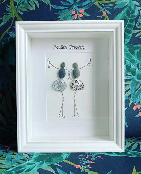 Pebble Art Friends, Art Sisters, Stone Pictures Pebble Art, Sea Glass Art Projects, Mum Daughter, Pebble Art Family, Sky Art Painting, Besties Forever, Glass Art Projects