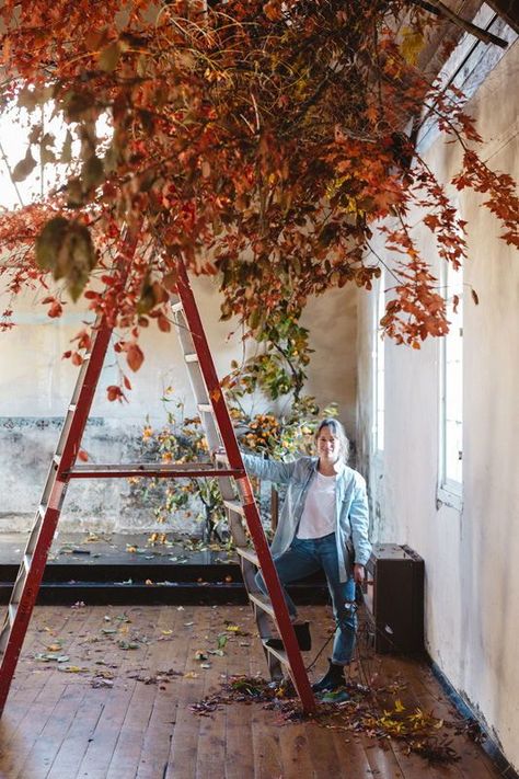 HOW TO MAKE AN AUTUMN HANGING INSTALLATION- #Autumn #Hanging #Installation Check more at https://howcandothis.com/weddingideas/how-to-make-an-autumn-hanging-installation/ Fall Floral Hanging Arrangements, Fall Installation Art, Thanksgiving Hanging Decorations, Hanging Thanksgiving Decorations, Fall Ceiling Decorations, Fall Shop Window Display, Branches On Ceiling, Fall Restaurant Decorations, Fall Styling Home