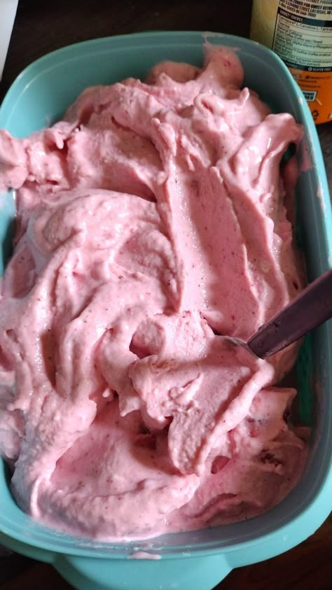 Greek Yogurt Ice Cream, Strawberry Nice Cream, Dessert Express, Strawberry Ice Cream Recipe, Homemade Sour Cream, Yogurt Ice Cream, Ww Desserts, Nice Cream, Strawberry Ice Cream