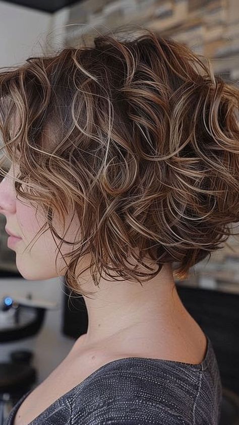 Bobs For Wavy Hair, Wavy Hair Bob, Curled Bob Hairstyle, Short Curly Bob Haircut, Chin Length Hairstyles, Curly Inverted Bob, Wavy Layered Haircuts, Trendy Layered Hairstyles, Curly Bobs