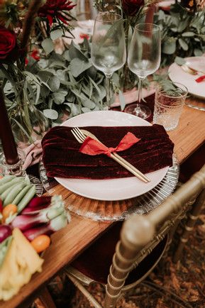 Outdoor Urban Place Setting Velvet Napkins, Sequin Table, Christmas Dinner Table, Luxury Table, Green Table, October Wedding, Christmas Table Settings, Woodland Wedding, Burgundy Wedding