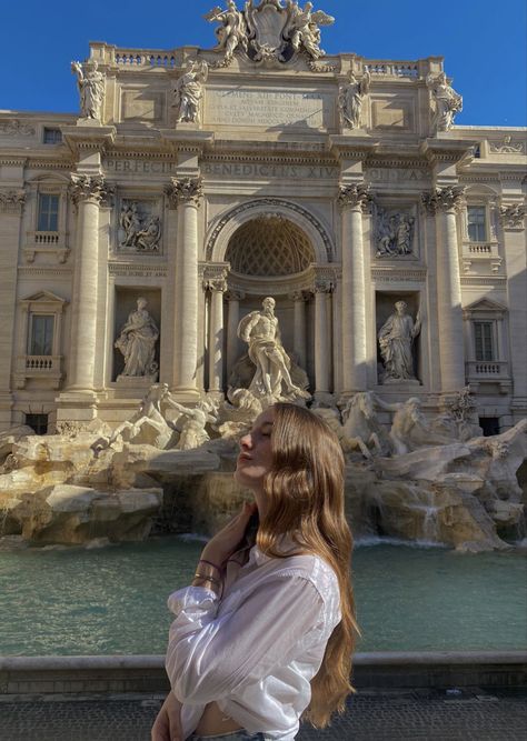 Photos In Italy Ideas, Rome Ideas Photos, Foto Roma Aesthetic, Photo Ideas In Rome, Rome Pics Ideas, Rome Inspo Pics, Fontana Di Trevi Photo Ideas, Roma Fotos Ideas, Italy Inspo Pics