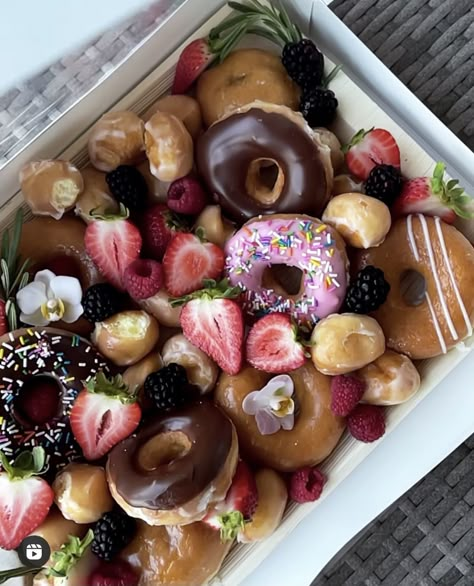 Donuts And Fruit Display, Doughnut Charcuterie Board, Donut Board Birthday, Donut Charcuterie Board, Donut Platter, Doughnut Board, Sweet Boards, Donut Board, Donut Sprinkle