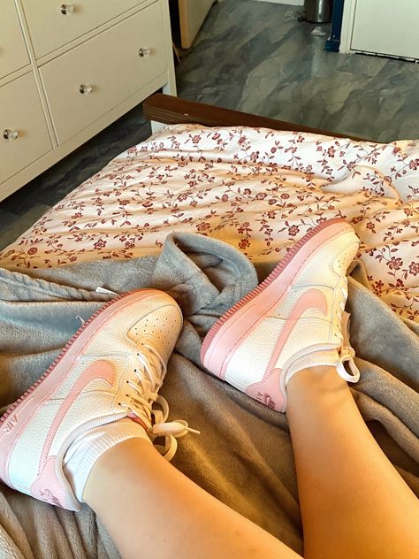 nike af1 pink low Nike Airforce 1, Dream Shoes, Vintage Nike, Pink Lace, Nike Air Force, Vintage Pink, Aesthetic Pictures, Casual Outfits, Nike