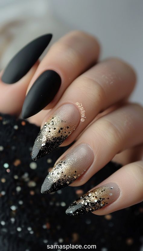 Classy Black Nails, Gold Stiletto Nails, Best Fall Nails, Black Ombre Nails, Black Gold Nails, Black Nails With Glitter, Golden Nails, Gold Nail Designs, Matte Black Nails