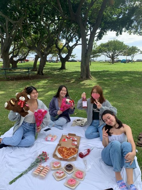 Best Friend Picnic Ideas, Summer Picnic Aesthetic, Picnic Outfit Ideas, Picnic Date Outfits, Picnic Outfit Summer, Date Food, Picnic Date Food, Picnic Photo Shoot, Picnic Pictures