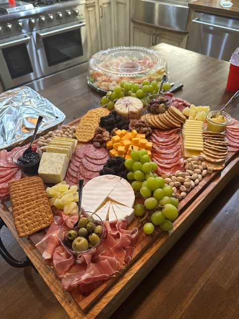 Bach Party Charcuterie Board, Hotel Charcuterie Board, Simple Chacutery, Cacutere Board Party, Shacotery Board, Board Of Snacks, Original Charcuterie Board, Cute Chacutery Board Ideas, Shakudery Board