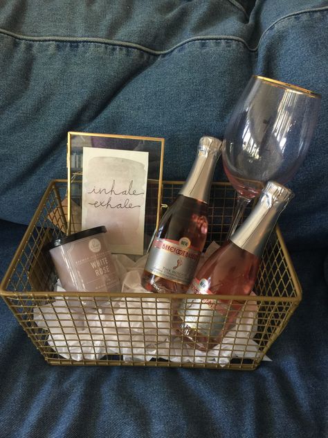 Simple 21st birthday gift 21 Birthday Basket For Her, Bday Gift Basket, 21st Birthday Gift Ideas, 22 Birthday Gifts, Birthday Gift Friend, 22 Birthday, Pink Moscato, Bff Birthday Gift, Bff Birthday