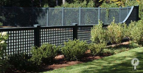 Wood fence with latice Black Wood Fence, Wood Fence Design, Mesh Fence, Country Fences, Fence Plants, Glass Fence, Green Fence, Rustic Fence, Black Patio