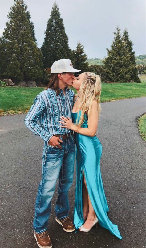 Western Formal Dresses, Country Prom, Couples Prom, Couple Prom, Prom Dress With Split, Prom Pictures Couples, Cute Country Couples, Prom Goals, Prom Picture Poses