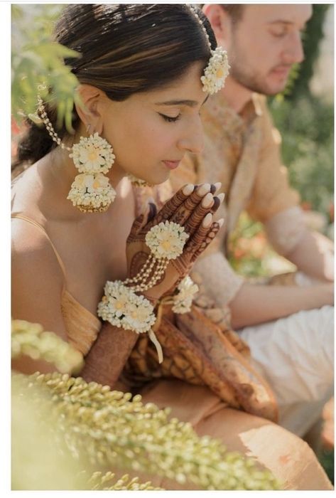 Haldi Look For Bride, Flower Jewellery For Haldi, Flower Jewellery For Mehndi, Fresh Flower Jewelry, Haldi Ceremony Outfit, Catholic Wedding Ceremony, Flower Jewelry Designs, Wedding Flower Jewelry, Hindu Wedding Ceremony